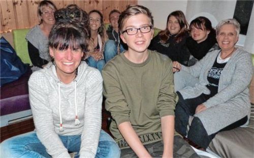 Tom Richard, angehender Jugendleiter, und Jugendtreffleiterin Petra Untermeierhofer von der Diakonie Rosenheim hoffen darauf, dass Renovierungsarbeiten im gemeindlichen Jugendtreff zeitnah umgesetzt werden. Foto  Müller