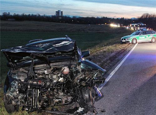 Totalschaden an beiden am Unfall beteiligten Autos