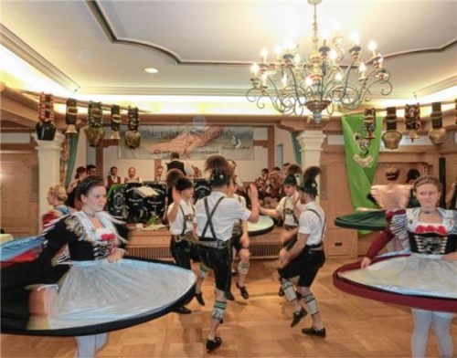 Trachtentänze standen im Mittelpunkt des Abschlussballs in Schleching. Foto Moka