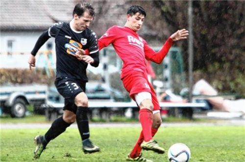 Traunsteins Faruk Zeric (links) attackiert in dieser Szene den Dachauer Torschützen Onur Korkmaz.Foto Fehrmann