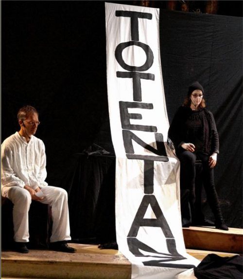 Treffen im Totentanz schmerzlich aufeinander: Tod und Leben, treffend dargestellt von Sabine (rechts) und Wolfgang Dinglreiter (links). Foto Janoschka