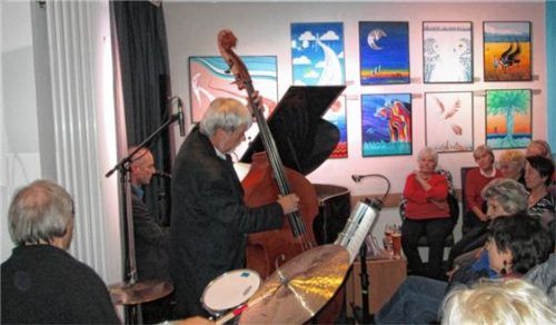 Trio „Choose Jazz“ vor Dirk Waltenbauers Bildern. Foto  Geis