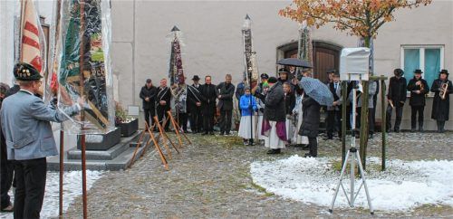 Trotz Regenwetters und kalten Temperaturen führte Pfarrer Georg Schninagl die Schnaitseer vor das Kriegerdenkmal – gemeinsam wurde den Verstorbenen der Weltkriege gedacht. Foto  Plank