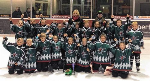 Turniersieger in Füssen beim Zwergleopardenturnier: Die Kleinstschüler-Mannschaft der Starbulls Rosenheim.