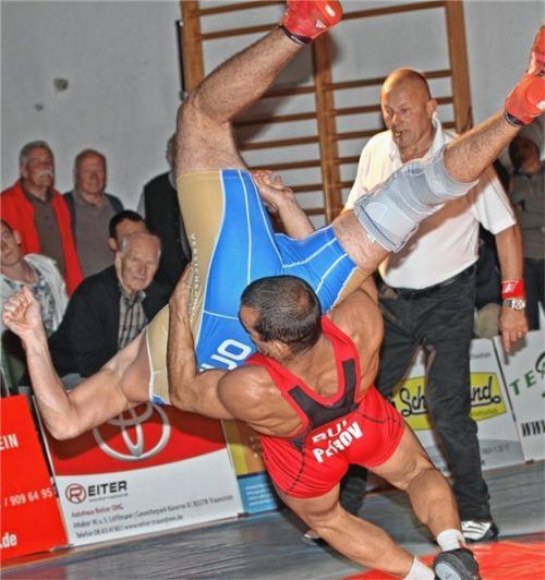 TVT-Siegringer Plamen Petrov (rotes Trikot) erteilte seinem Oberölsbacher Kontrahenten Michael Sittel im vergangenen Jahr Flugstunden.Foto Wittenzellner