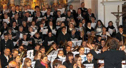 Über 100 Mitwirkende hatte das Kirchenkonzert in der Isener Pfarrkirche.