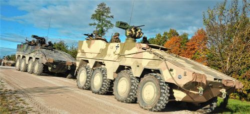 Über die Arbeit der Gebirgsjägerbrigade 23 informierte der Standortälteste, Oberst Stefan Leonhard, bei einer Veranstaltung im Gasthaus Jobst in Rettenbach. Mit dem gepanzerten Gefechtsfahrzeug Boxer will die Bundeswehr künftig auf dem Standortübungsplatz in Kammer üben.Foto obk