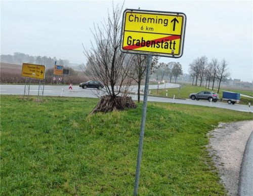 Über diese gefährliche Kreuzung am nordwestlichen Ortsrand von Grabenstätt wurde in der Bürgerversammlung in Grabenstätt ausgiebig diskutiert. Das Foto entstand an der Chieminger Straße, wo nach Angaben eines Bürgers auch zu schnell gefahren wird.Foto mmü