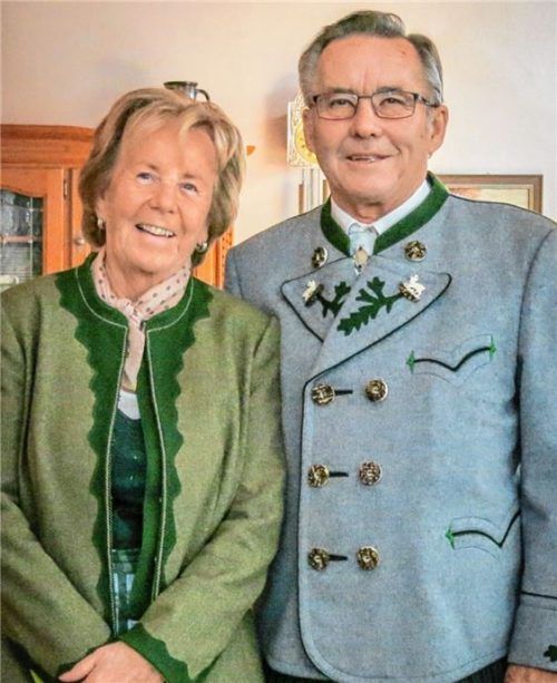 Über viel Besuch zu ihrer goldenen Hochzeit konnten sich Sieglinde und Altbürgermeister Hans Haslreiter am Samstag freuen.Foto flug