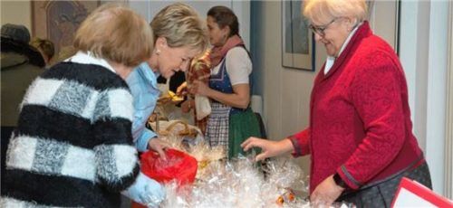 Üppig war die Auswahl beim wohltätigen Handarbeitsmarkt des Katholischen Frauenbundes. Foto Berger