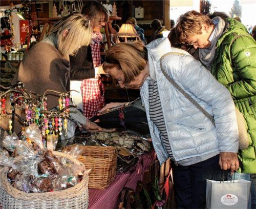 Umlagert zum Schmecken, Probieren und Kaufen hochwertiger Produkte waren die Stände auch im Inneren der Ausstellungshalle.Fotos  Strim