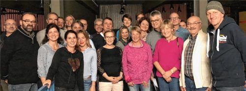 Und wieder ein Abzeichen mehr in der Sammlung: 83 Sportler stellten sich 2017 den Herausforderungen zum Erwerb des deutschen Sportabzeichens. TSV-Vorstand Stefan Schörghuber (rechts) kam nicht nur zum Gratulieren. Er war in diesem Jahr auch selbst angetreten –zum zweiten Mal.Foto re