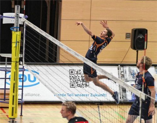 Unglaublich motiviert: Fabian Bartsch griff neben Tom Brandstetter nicht nur stark an. Mit seinen Sprungsaufschlägen bezwang er Dachau fast im Alleingang.