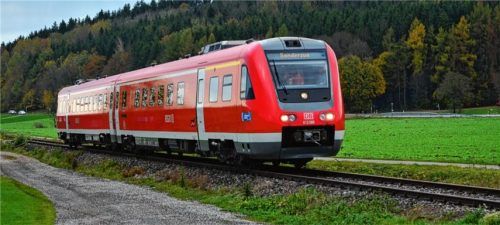 Unspektakulär schaut´s aus, ist aber spektakulär: Ein 160 Kilometer pro Stunde schneller moderner Neigetechnik-Dieseltriebwagen der Deutschen Bahn Regio befuhr erstmalig die Strecke der Chiemgauer Lokalbahn. Foto re
