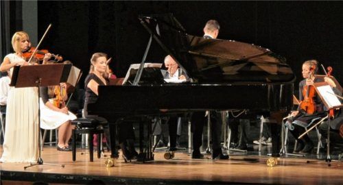 Unter dem Dirigat von Ferenc Szelim Bene begeisterten die Solistinnen Beatrix Bene-Godany (Violine) und Eva Barbarino (Klavier) zusammen mit der Orchestergemeinschaft Waldkraiburg im Haus der Kultur.Foto bek