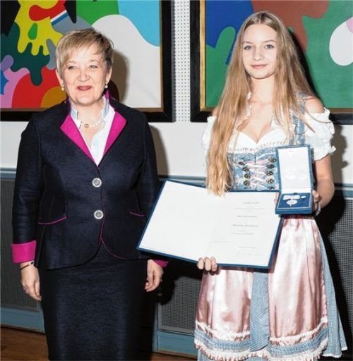 Urkunde und Medaille überreichte Brigitta Brunner an Anna-Sofie Schmid. Foto Regierung von Oberbayern