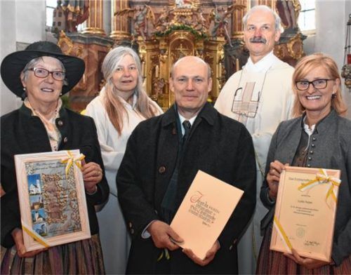 Urkunden für ihr Engagement: Dekan Helmut R. Kraus (hinten rechts) und Gemeindereferentin Barbara Weidenthaler überreichten die Urkunden an (vorne von links) Maria Obermair, Andreas Walz und Lisa Obermair, die die Urkunde stellvertretend für Lydia Huber entgegennahm.Foto re