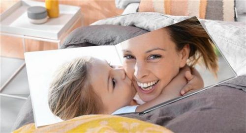 Urlaubserinnerungen: In einem Fotobuch oder im Rahmen an der Wand erinnern Aufnahmen an die emotionalsten Momente des Jahres. Foto  djd/Cewe/Fotolia/Thinkstock