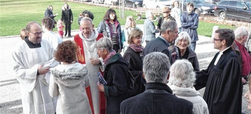 Verabschiedung der Kirchenbesucher durch Pfarrer Stefan Scheifele (links) vom Katholischen Pfarrverband Bruckmühl/Vagen, Pfarrer Harald Höschler (Mitte) von der Evangelisch-Lutherischen Johanneskirche Bruckmühl und Pfarrer Samuel Fischer (rechts) von der Evangelisch-Lutherischen Emmauskirche Feldkirchen-Westerham. Foto Kissel