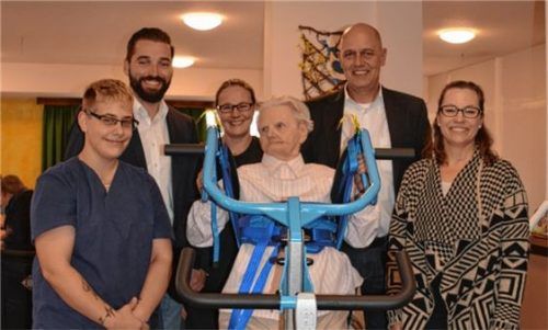 Verein „Sonnenstern“ übergibt Aufstehhilfe