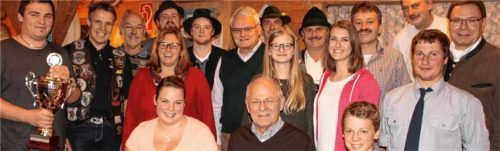 Vereinsvertreter und die Vertreter der Gruppierungen bei der Siegerehrung. Foto  re