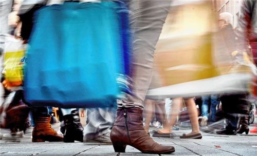 Verkaufsoffene Sonntage werden in der Region meist gut angenommen. Doch bei einer Befragung am Max-Josefs-Platz in Rosenheim sprach sich eine sehr große Mehrheit für den arbeitsfreien Sonntag aus.Foto dpa