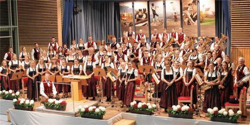 Viel Beifall bekamen die Samerberger Musikanten für ihre Darbietungen. Foto hö