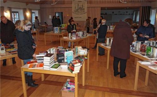Viele Bücherfans nutzten den Tag der offenen Tür in der St.-Jakobs-Bücherei und schauten, was es Neues gibt. Foto  re