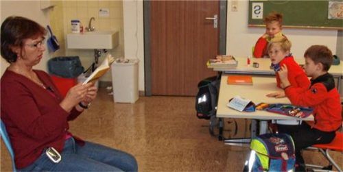 Viele Gäste besuchten die Schule. Gisela Sengl las ein Märchen von Michael Ende in den Klassen 3a/b. Foto  Humm