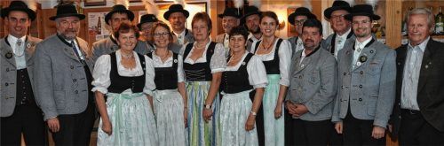 Viele Trachtler durften sich bei „Immergrün“ aus Pfaffenhofen über Ehrungen freuen. Unser Foto zeigt (von links) den Zweiten Vorsitzenden Andreas Höhensteiger, den Ersten Vorsitzenden des Inngau-Trachtenverbandes Georg Schinnagl, den Ersten Vorsitzenden Andreas Rausch, Gertraud Holzweger, Jakob Egger, Anna Lechert, Georg Zehetmayer, Rita Müller, Peter Schaber, Rosi Höhensteiger, Sebastian Staudacher, Hildegard Mittner, Martin Jackl, Georg Weber, Sebastian Zehetmayer, Rudi Posch und Josef Thum.Foto re