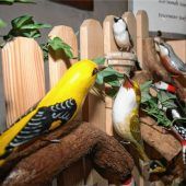 Vögel aus Holz und Landmaschinen im Mini-Format