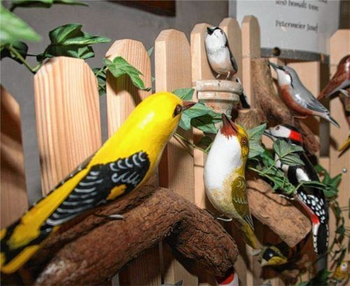 Vögel aus Holz und Landmaschinen im Mini-Format