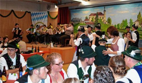 Volkstanz zum 111-Jahr-Jubiläum der Breitbrunner Trachtler