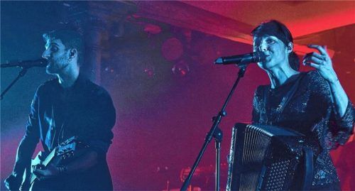 Voll in ihrem Element zeigte sich das Gesangsduo Léonard Gogniat und Sophie Burand mit Band bei ihrem Konzert im Haberkasten.Foto kch