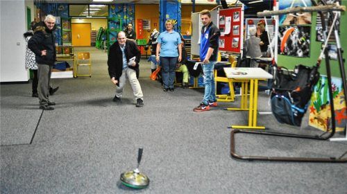 Vom Aktionscafé Freiraum über Bergwacht, Gleitschirmflieger, Kirche und Kindergarten bis zu den Schützen und dem Sozialwerk stellten sich viele Brannenburger Vereine und Aktionsgruppen vor. In der Mitte der Neubrannenburger Phillip Lederer beim Praxistest. Foto Thomae