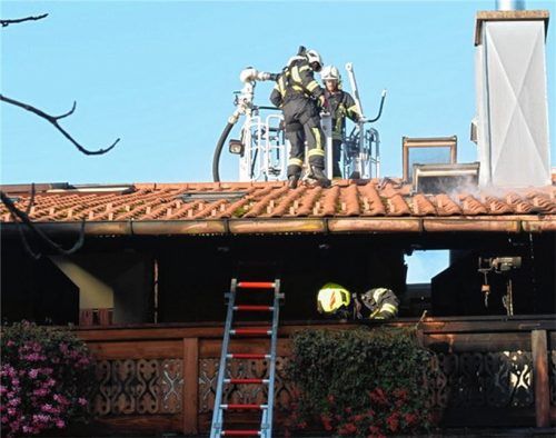 Vom Dach aus rückten die Feuerwehren zu dem Brand vor. Foto Karpf