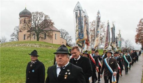 Von der Christkönigkirche aus brachen die Veteranen zum Kriegerdenkmal nach Prutdorf auf. Foto reh