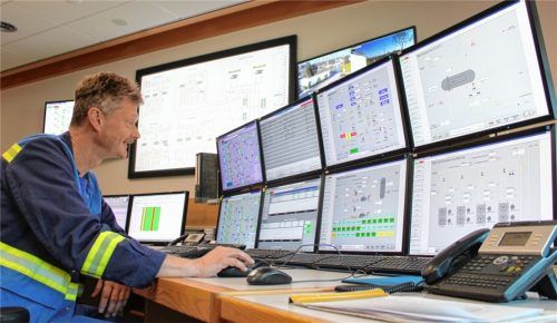 Von der Schaltzentrale in Schechen aus steuert die DEA-Gruppe die drei Erdgasspeicher in der Region. Foto  nk