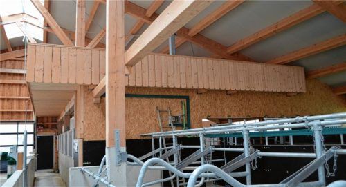 Von diesem Balkon aus hat der Landwirt einen guten Überblick über die Herde.