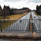 Pflasterstein auf Auto geworfen
