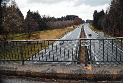Von dieser Brücke warf der Unbekannte den Pflasterstein. Foto karpf