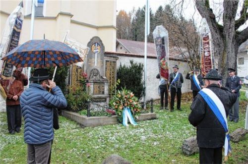 Vor dem Kriegerdenkmal liegt der Kranz des Krieger- und Soldatenvereins St. Leonhard – ein Zeichen der Trauer und des Mitgefühls.Foto plank