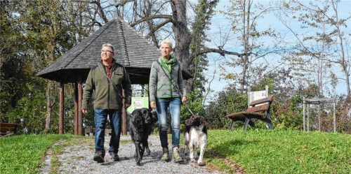Vorbildlich angeleint wurden diese beiden Vierbeiner auf der Schloßbergkuppe. Foto  Schlecker