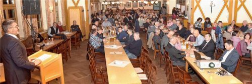 „Vorerst kommt keine Straßenausbaubeitragssatzung in St. Wolfgang“, sagte Bürgermeister Ullrich Gaigl (links) in der Bürgerversammlung. Foto  Weingartner