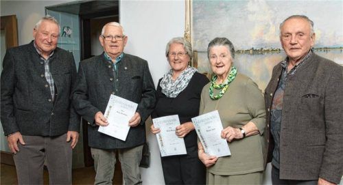 Vorsitzender Felix Perl (links) und sein Stellvertreter Ernst Wörtz (rechts) ehrten Heinz Steinberger, Maria Messerer und Margot Luzius (von links) für jeweils 25-jährige Mitgliedschaft. Foto  Berger