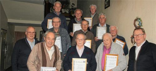Vorsitzender Herbert Ober mit den Jubilaren Konrad Hochreiter, August Latzerus und Hans Gmeindl, Zweiter Vorstand Josef Mörtl (vorne von links), Konrad Lutzenberger, Georg Hell, Johann Heistracher und Philipp Obermaier (zweite Reihe von links), Konrad Kirner, Josef Guggenberger und Benedikt Boschner (hinten von links).