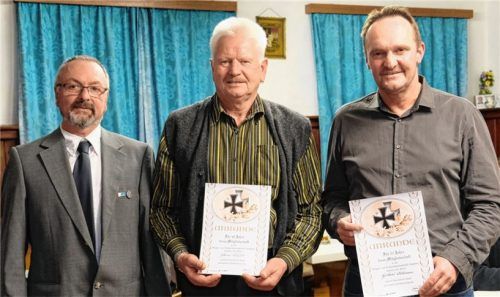 Vorstand Jakob Kern mit den Geehrten Johann Schiller und Gerhard Waldmann.Foto hhr