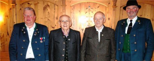 Vorstand Wolfgang Neumaier (links) und Zweiter Bürgermeister Andreas Heigenhauser (rechts) verliehen das Ehrenzeichen für 30-jährige Mitgliedschaft an Hans Ritzer und Adolf Schwentner (von links). Foto  Hauser