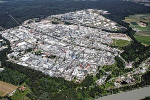 Wacker Chemie AG in Burghausen – Die Unternehmen im so genannten Chemiedreieck hoffen auf klare energiepolitische Entscheidungen aus Berlin. Foto dpa