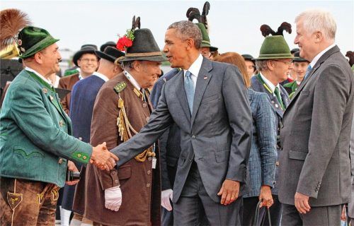 Wann hat Trachtler Anton Hötzelsperger seine rechte Hand wohl wieder gewaschen? Immerhin verabschiedete sich der ehemalige US-Präsident Barack Obama per Handschlag vom Samerberger Tourismuschef. Rechts Ministerpräsident Horst Seehofer, dem die Präsentation der Trachtler und Gebirgsschützen in Elmau wohl gut gefallen hat.Foto privat